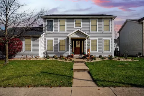 2 Plantation Ct, Bloomington, IL 61704
