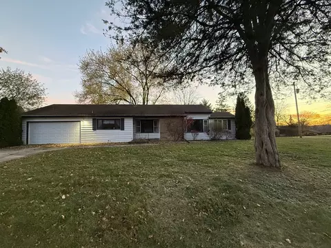 1277 Fairway Dr, Freeport, IL 61032 photo 2