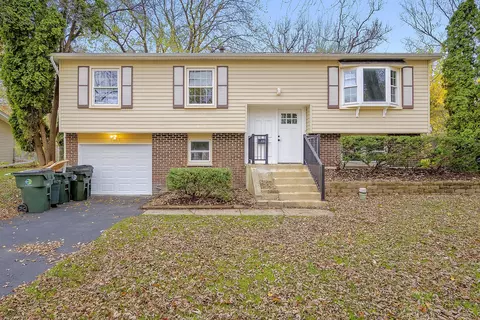 8209 Carolwood Ln, Woodridge, IL 60517
