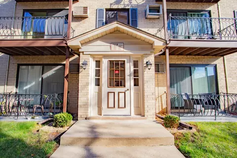 7218 W Wrightwood Ave #211, Elmwood Park, IL 60707