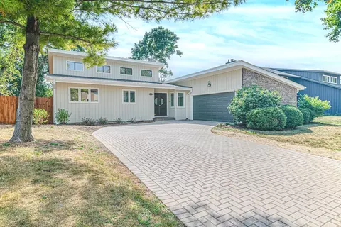 645 Ash St, Roselle, IL 60172