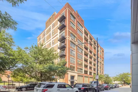 320 E 21st St #215, Chicago, IL 60616
