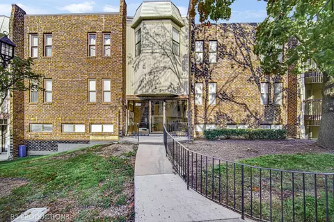 2275 Country Club Dr #12, Woodridge, IL 60517
