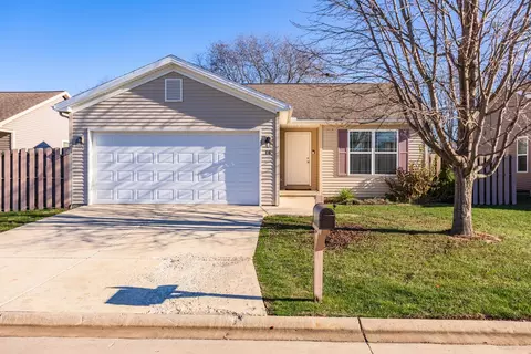 16 Winding Way, Bloomington, IL 61705