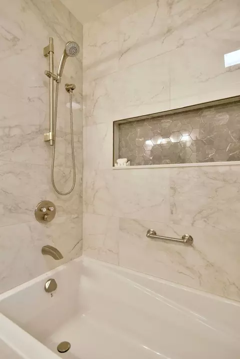 Bath - 1715 Illinois St, Des Plaines, IL 60018 photo 4 of 6