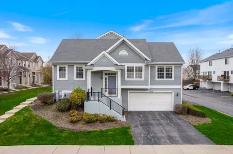 1330 Shamrock Ln, Pingree Grove, IL 60140