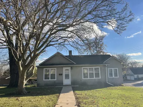 305 E Iowa St, Spring Valley, IL 61362