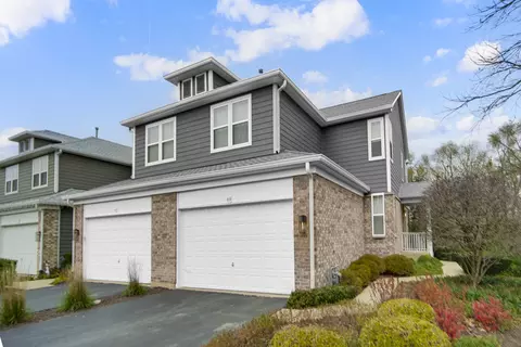 69 Woodview Dr, Glen Ellyn, IL 60137