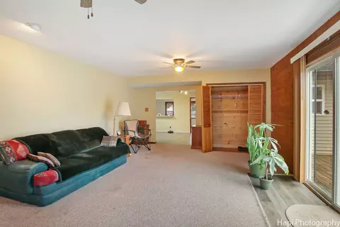 1012 Hooks Ln, Mchenry, IL 60050 photo 12