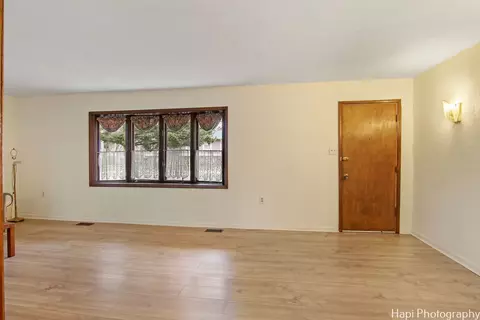 1012 Hooks Ln, Mchenry, IL 60050 photo 4