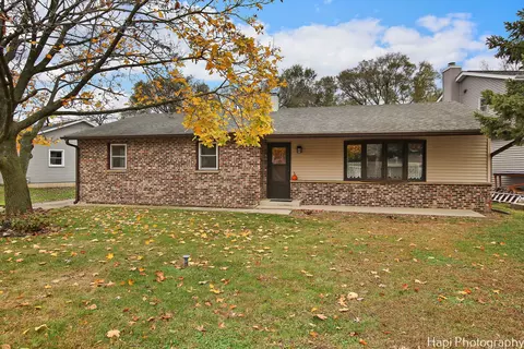 1012 Hooks Ln, Mchenry, IL 60050