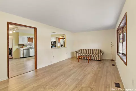 1012 Hooks Ln, Mchenry, IL 60050 photo 3