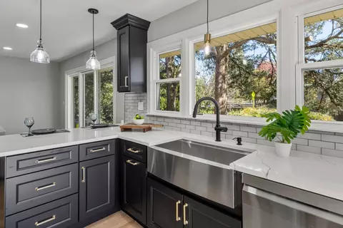 Kitchen - 240 Longfellow Dr, Wheaton, IL 60189 photo 4 of 6