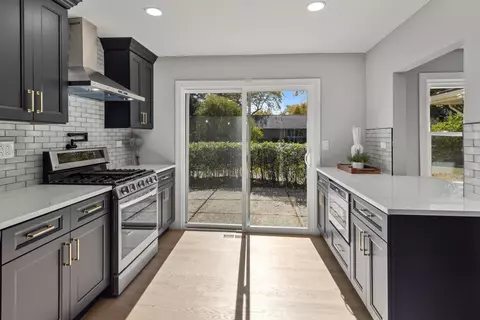 Kitchen - 240 Longfellow Dr, Wheaton, IL 60189 photo 3 of 6