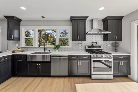 Kitchen - 240 Longfellow Dr, Wheaton, IL 60189 photo 2 of 6