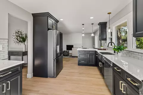 Kitchen - 240 Longfellow Dr, Wheaton, IL 60189 photo 5 of 6