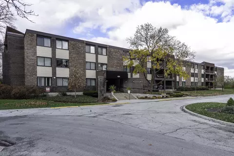 450 Raintree Ct #1B, Glen Ellyn, IL 60137