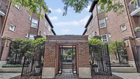 845 W Belle Plaine Ave #1E, Chicago, IL 60613