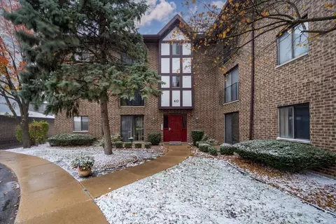 40 Harbor Ct #112, Naperville, IL 60565