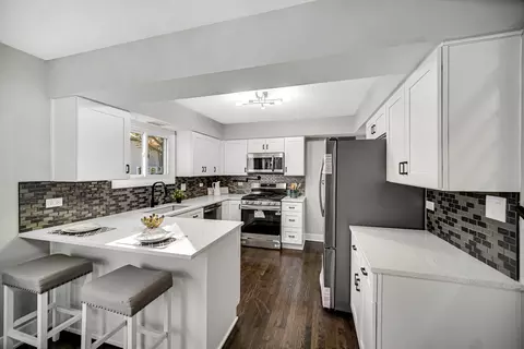 Kitchen - 16 W Bailey Rd, Naperville, IL 60565 photo 4 of 4