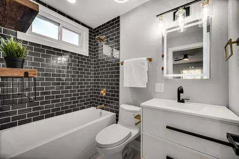 Bath - 16 W Bailey Rd, Naperville, IL 60565 photo 2 of 3