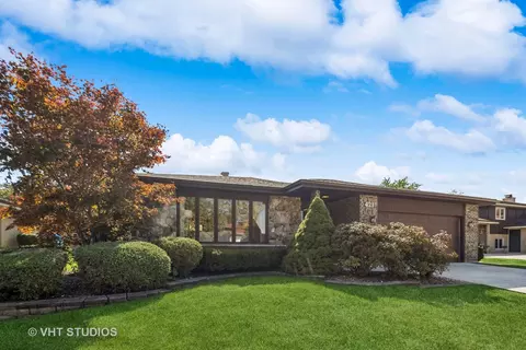 421 Arbor Ln, Westmont, IL 60559