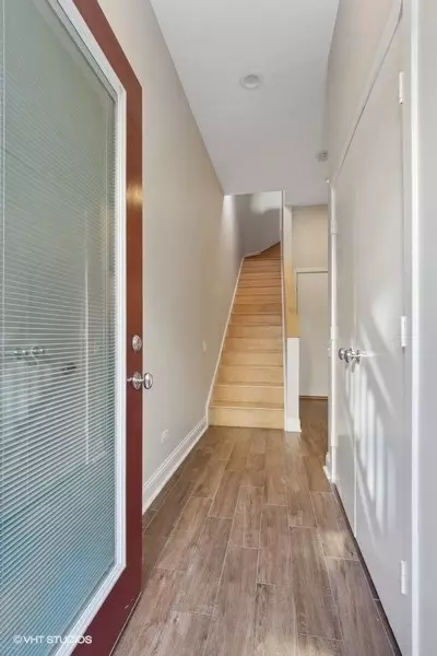 Entry Way - 1253 W Cottage Pl, Chicago, IL 60607 photo 1 of 2
