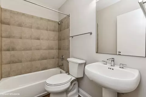 Bath - 1253 W Cottage Pl, Chicago, IL 60607 photo 1 of 3