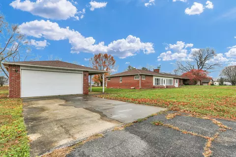 601 S David St, Sidney, IL 61877 photo 3