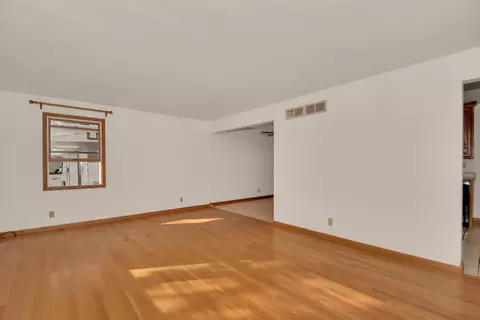 Living - 1110 Pine Bluff Rd, Morris, IL 60450 photo 3 of 4