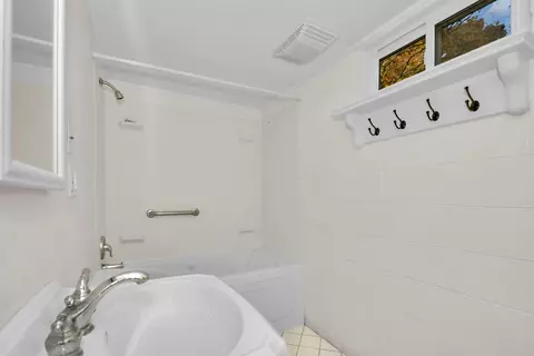 Bath - 1110 Pine Bluff Rd, Morris, IL 60450 photo 1 of 1