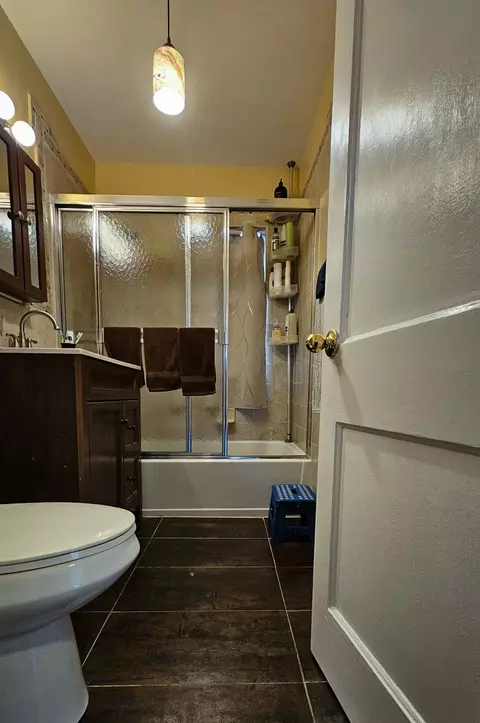 Bath - 2005 Emerson St, Evanston, IL 60201 photo 1 of 3
