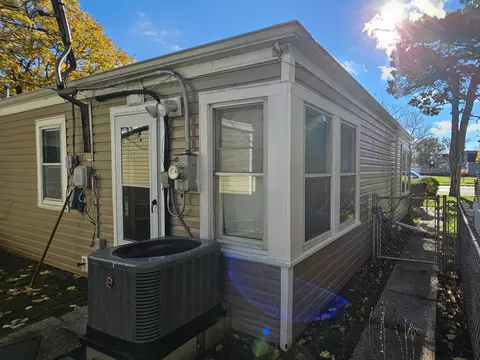 Exterior - 2005 Emerson St, Evanston, IL 60201 photo 6 of 8