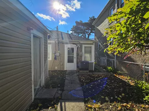 Exterior - 2005 Emerson St, Evanston, IL 60201 photo 4 of 8