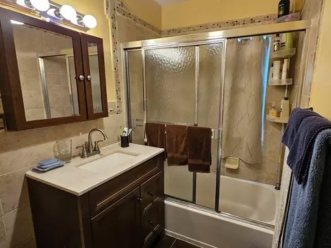Bath - 2005 Emerson St, Evanston, IL 60201 photo 3 of 3