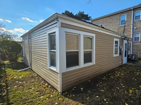Exterior - 2005 Emerson St, Evanston, IL 60201 photo 5 of 8
