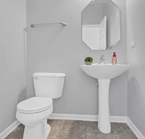 Bath - 763 Thornbury Ct #102-3, Bartlett, IL 60103 photo 1 of 6