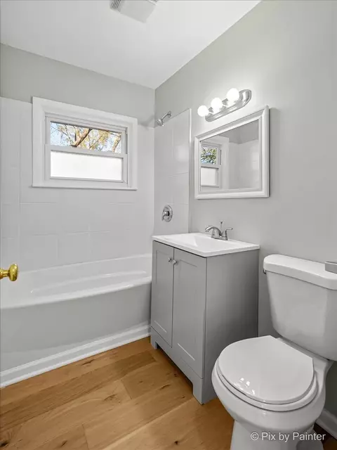 Bath - 4814 Willow Ln, Mchenry, IL 60050 photo 1 of 2