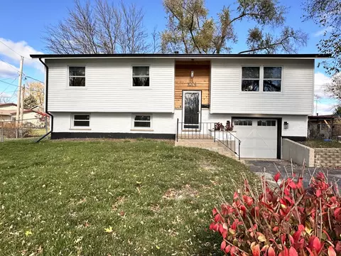 1074 White Bridge Ln, Hanover Park, IL 60133