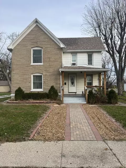 473 W Dewey St, Saint Anne, IL 60964