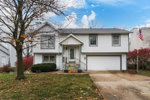 1204 Challis Dr, Bloomington, IL 61704