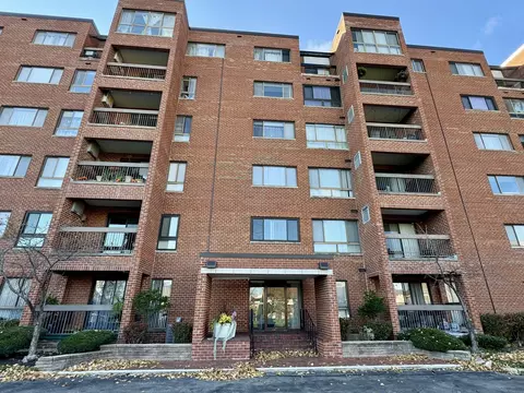 600 Naples Ct #103, Glenview, IL 60025
