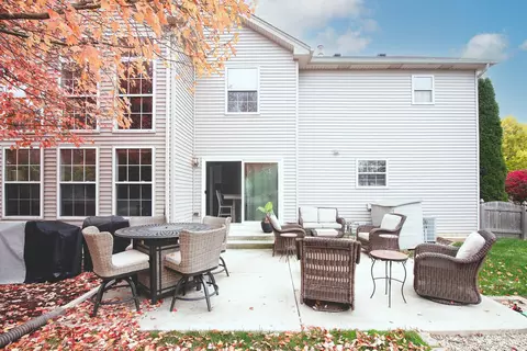 Exterior - 2112 Colonial St, Aurora, IL 60503 photo 6 of 8