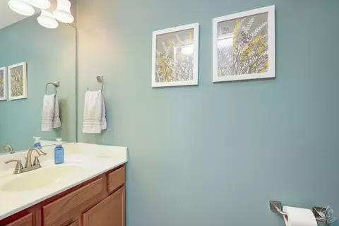 Bath - 2112 Colonial St, Aurora, IL 60503 photo 3 of 5