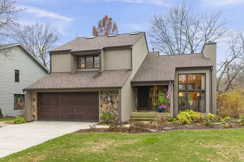 1025 Buckingham Dr, Naperville, IL 60563
