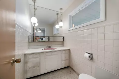 Bath - 835 Diane Ave, Elgin, IL 60123 photo 1 of 3