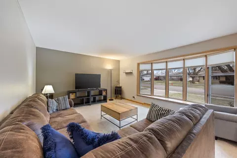 Living - 835 Diane Ave, Elgin, IL 60123 photo 1 of 2