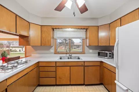 Kitchen - 835 Diane Ave, Elgin, IL 60123 photo 4 of 4