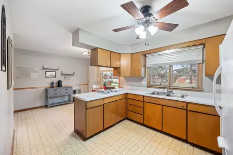 Kitchen - 835 Diane Ave, Elgin, IL 60123 photo 3 of 4