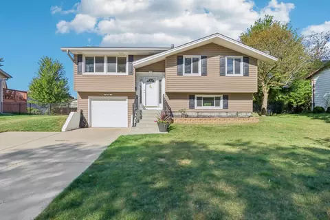 1034 S Cedarcrest Dr, Schaumburg, IL 60193